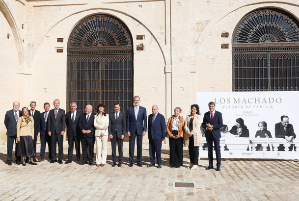 Fotografía de grupo tras la visita a la exposición