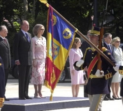 Los Reyes, con el Presidente de la República de Rumanía, Ion Iliescu, en la ceremonia de bienvenida a este país. 
(Bucarest, 11 de junio de 2003)