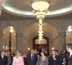 Don Juan Carlos y Doña Sofía, durante su visita al Parlamento de Rumanía, tras reunirse con el Presidente de la República. 
(Bucarest, 11 de junio