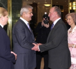 Don Juan Carlos y Doña Sofía, con el Primer Ministro rumano, Adrian Nastase, y su esposa, Dana Nastase, en el encuentro que mantuvieron momentos antes