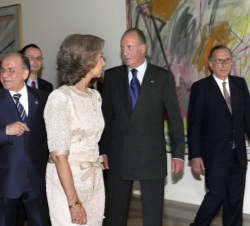 Don Juan Carlos y Doña Sofía, acompañados por el Presidente de la República de Rumanía, Ion Iliescu, y el pintor Manuel Salinas, en la exposición del 
