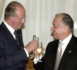 El Rey brinda con el Presidente de la República de Rumanía, Ion Iliescu, en la Cena de Gala que ofreció a Sus Majestades. 
(Palacio Cotroceni. Buc