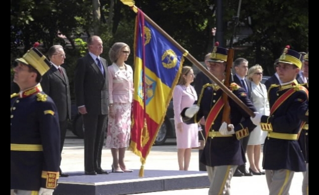 Los Reyes, con el Presidente de la República de Rumanía, Ion Iliescu, en la ceremonia de bienvenida a este país. 
(Bucarest, 11 de junio de 2003)