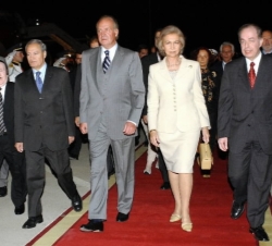 Sus Majestades los Reyes, acompañados por el embajador de España en Siria, Manuel Cacho, y el ministro de Asuntos Exteriores de Siria, Farouk Al-Shara