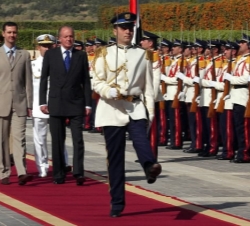 Su Majestad el Rey y el Presidente de Siria, Bashar Al-Assad Hafez, pasan revista a las tropas que les rinden honores en la ceremonia de recepción a S