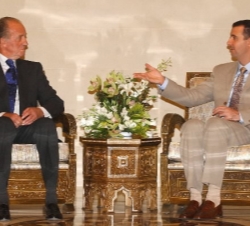 Su Majestad el Rey conversa con el Presidente de Siria, Bashar Al-Assad, durante un encuentro de media hora de duración que mantuvieron en el Palacio 