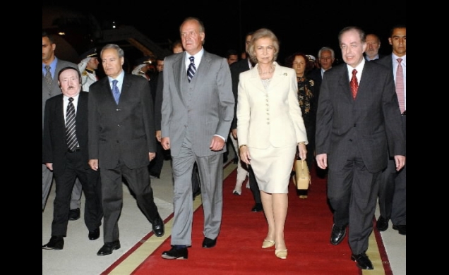 Sus Majestades los Reyes, acompañados por el embajador de España en Siria, Manuel Cacho, y el ministro de Asuntos Exteriores de Siria, Farouk Al-Shara