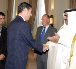 Sus Majestades los Reyes ofrecieron una recepción a la colectividad española en Qatar. En la imagen, en presencia de Don Juan Carlos, Su Alteza el Emi