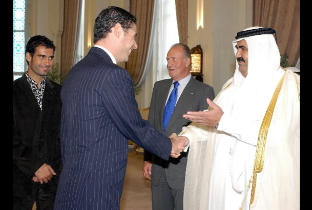 Sus Majestades los Reyes ofrecieron una recepción a la colectividad española en Qatar. En la imagen, en presencia de Don Juan Carlos, Su Alteza el Emi