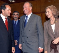 Don Juan Carlos y Doña Sofía son recibidos por el Vicepresidente de la República Argentina, Daniel Scioli, a su llegada al Aeropuerto de Buenos Aires 