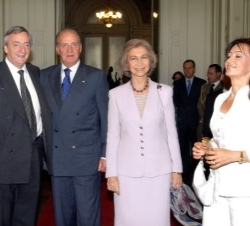 Don Juan Carlos y Doña Sofía fueron recibidos por el presidente de la República Argentina, Nestor Kirchner y su esposa, Cristina Fernández de Kirchner