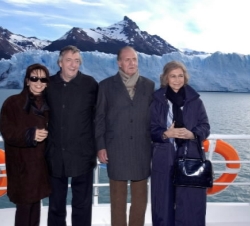 Sus Majestades los Reyes con el Presidente de la República Argentina, Néstor Kirchner y su esposa, Cristina Fernández de Kirchner, en el glaciar Perit