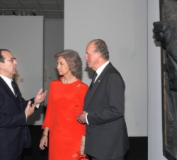 Don Juan Carlos y Doña Sofía conversan con el pintor Rafael Canogar, en la exposición retrospectiva de la obra del artista toledano que Sus Majestades