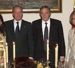 Sus Majestades los Reyes con el Presidente de la República Argentina, Néstor Kirchner y su esposa, Cristina Fernández de Kirchner, en la cena ofrecida