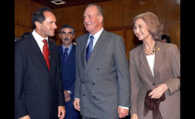 Don Juan Carlos y Doña Sofía son recibidos por el Vicepresidente de la República Argentina, Daniel Scioli, a su llegada al Aeropuerto de Buenos Aires 