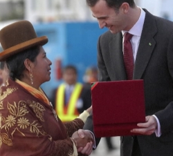El Príncipe recibe un regalo de bienvenida de la Presidenta del Consejo Municipal de la ciudad de El Alto, Bertha Carapi