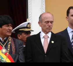 El Príncipe, con el nuevo mandatario de Bolivia y el Presidente de Eslovenia, Janez Drnovsek, desde el balcón del Salón Rojo del Palacio de Gobierno