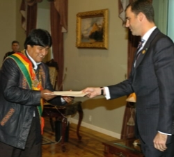 El Príncipe entrega al Presidente Morales una carta de Su Majestad el Rey