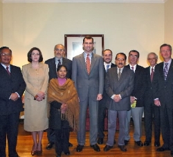 Don Felipe junto a los asistentes al almuerzo ofrecido en la Embajada de España