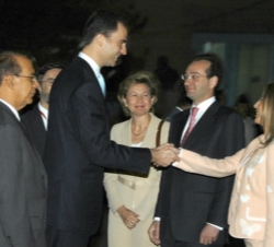 Don Felipe acompañado por el vicepresidente hondureño, Vicente Williams