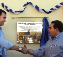 Don Felipe estrecha la mano del presidente de El Salvador, Elías Antonio Saca
