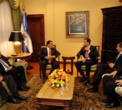 Don Felipe durante la reunión con el presidente salvadoreño, Elías Antonio Saca
