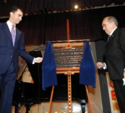 Don Felipe descubre una placa conmemorativa en su visita junto a Juan Sánchez, director del Centro Español
