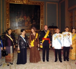 Sus Majestades los Reyes, con Sus Majestades los Reyes Bhumibol y Sirikit, acompañados por los miembros de la Familia Real tailandesa que asistieron a