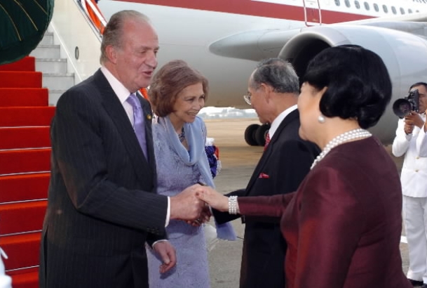 Los Reyes son recibidos por el Rey Bhumibol y la Reina Sirikit a su llegada a Bangkok