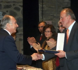 Su Majestad entrega el premio a Su Alteza el Príncipe Aga Khan