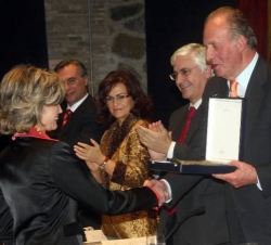 Rosa Cirujano recibe el galardón de manos de Don Juan Carlos