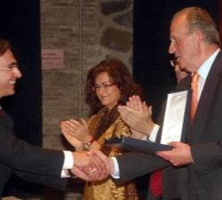 El Rey entrega el galardón al alcalde de Toledo