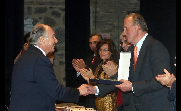 Su Majestad entrega el premio a Su Alteza el Príncipe Aga Khan