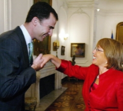 Don Felipe saluda a la Presidenta electa, Michelle Bachelet, en la Academia Diplomática. Santiago de Chile, 10 de marzo de 2006