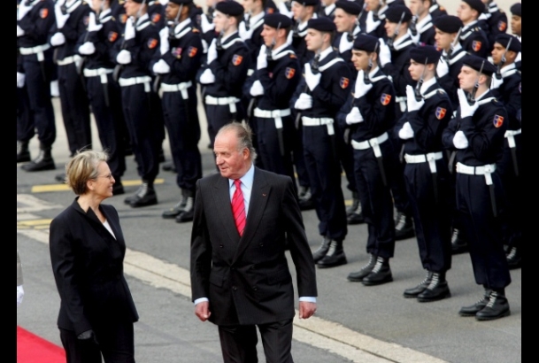 Don Juan Carlos con la Ministra de Defensa, Michelle Alliot-Marie