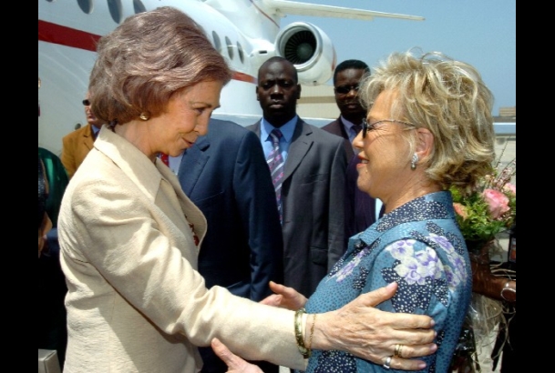 Doña Sofía con la Primera Dama de Senegal, a su llegada a Dakar