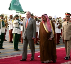 Honores en el recibimiento a la llegada de Sus Majestades los Reyes a Riad por parte de Su Majestad el Rey de Arabia Saudí y custodio de las dos Sagra
