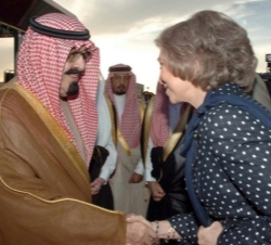 El Rey de Arabia Saudí,  Abdullah Bin Abdulaziz Al-Saud, da la bienvenida a Doña Sofía