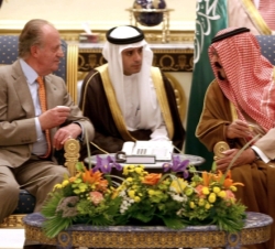 Don Juan Carlos conversa con el Rey de Arabia Saudí