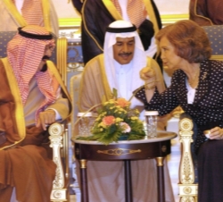 Doña Sofía conversa con el Rey de Arabia Saudí