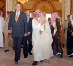 Su Majestad el Rey es recibido por el presidente del Consejo Consultivo, Saleh Bin Humid, en la sede del Consejo Consultivo (Majlis Ash Shura)