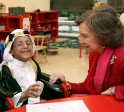Doña Sofía conversa con un niño durante su visita al Centro Sanitario de Servicios Humanitarios Príncipe Sultán Bin Abdulaziz