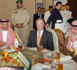 Don Juan Carlos es recibido por el Príncipe Salmán, gobernador de Riad, en el Palacio del Gobernador