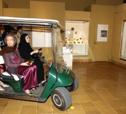 La Reina, durante su visita al Centro Histórico Rey Abdulaziz