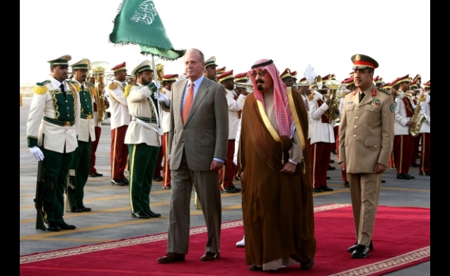Honores en el recibimiento a la llegada de Sus Majestades los Reyes a Riad por parte de Su Majestad el Rey de Arabia Saudí y custodio de las dos Sagra