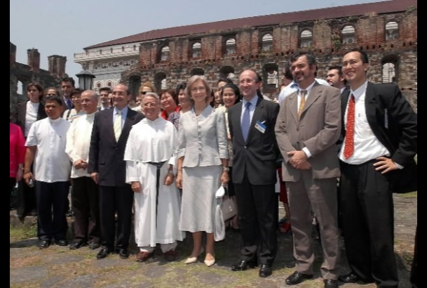 S.M. la Reina, con un grupo de cooperantes españoles, miembros de la Agencia Española de Cooperación Internacional (AECI) y de Organizaciones no Guber
