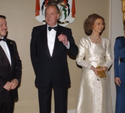 Don Juan Carlos y Doña Sofía, acompañados por el Rey Abdalá y la Reina Raina, momentos antes de la cena de gala ofrecida en el Palacio de Basman