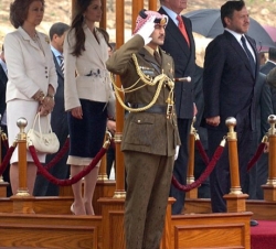 Los Reyes de España, acompañados por el Rey Abdalá y la Reina Rania, escuchan los himnos nacionales en la ceremonia de bienvenida en el Palacio de Al 