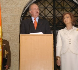 Don Juan Carlos, junto a Doña Sofía, durante las palabras del Rey en la recepción a la colectividad española