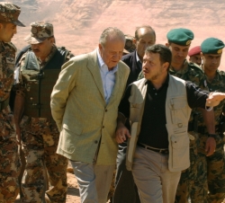 Don Juan Carlos y Abdalá de Jordania en el campo de maniobras de Al Humayma, donde presenciaron un ejercicio táctico a cargo de las Fuerzas Especiales